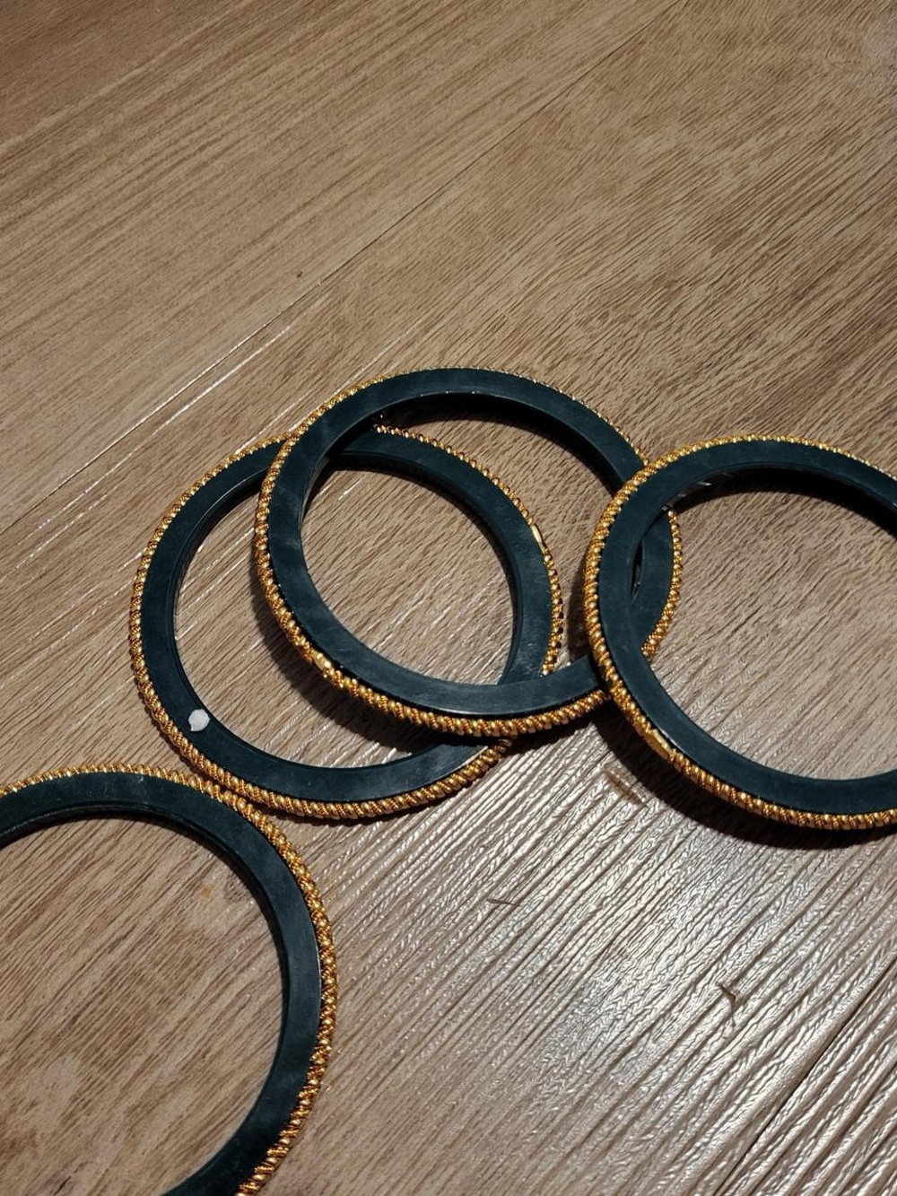 4 plastic bangles - Picture 4 of 9